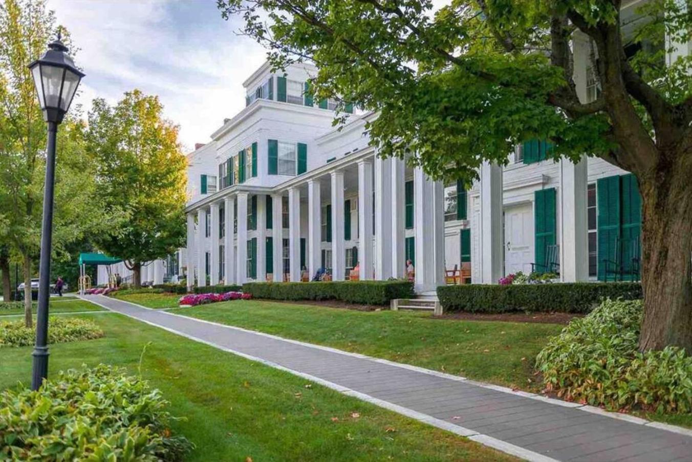 Picture Postcard Mansion In Manchester Village Exterior photo
