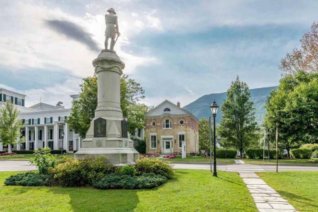 Picture Postcard Mansion In Manchester Village Exterior photo