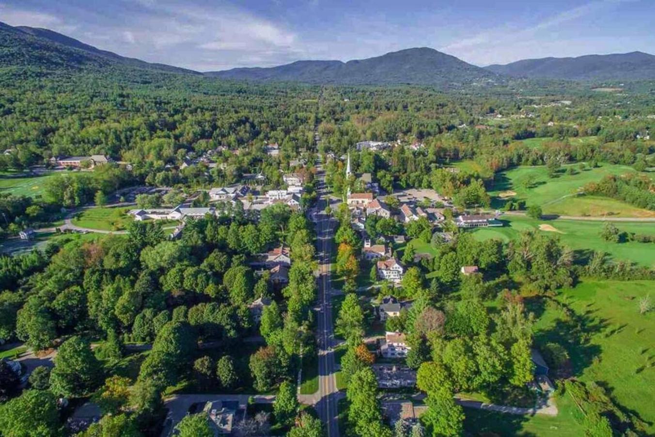 Picture Postcard Mansion In Manchester Village Exterior photo