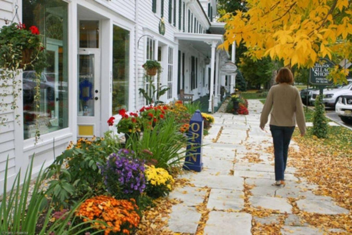 Picture Postcard Mansion In Manchester Village Exterior photo