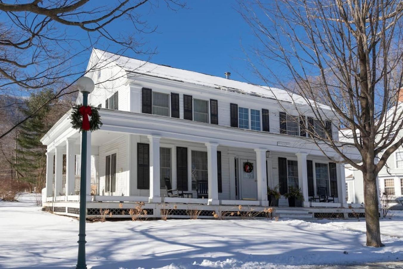 Picture Postcard Mansion In Manchester Village Exterior photo