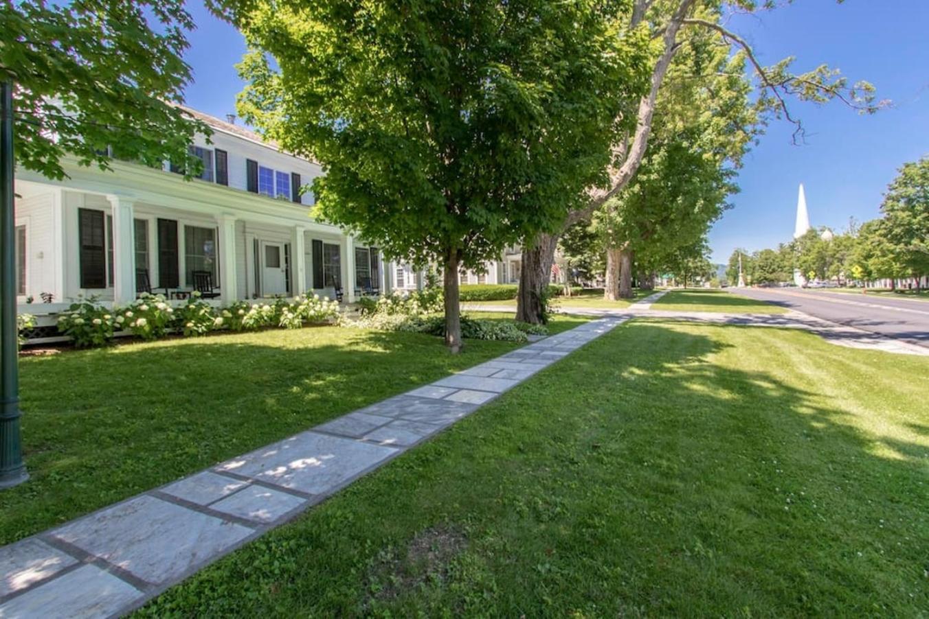 Picture Postcard Mansion In Manchester Village Exterior photo