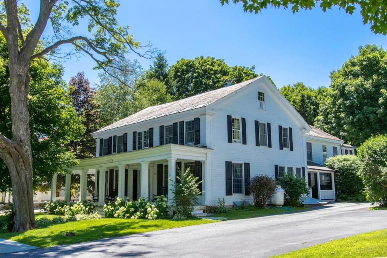 Picture Postcard Mansion In Manchester Village Exterior photo